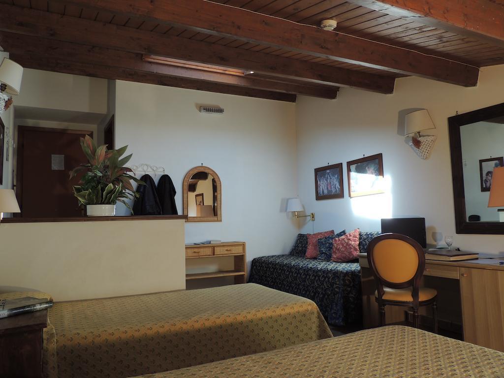 Villa Country Relais I Due Laghi Anguillara Sabazia Habitación foto
